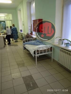 В больнице Нижнего Тагила из-за нехватки мест пациентов кладут на койки в коридоре - znak.com