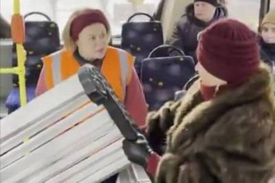 Интернет взорвал ролик с женщиной, пытавшейся затащить скамейку в троллейбус - versia.ru