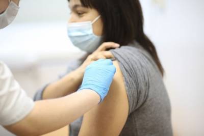 Кому запрещено делать прививку от COVID-19, предупредили в Минздраве - volg.mk.ru - Россия