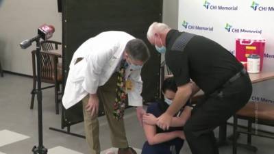 Эммануэль Макрон - В США медсестра потеряла сознание после прививки вакциной Pfizer - vesti.ru - Россия - Франция - Сша - Германия