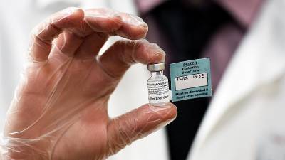 Питер Маркс - Медрегулятор США начал изучение случаев аллергии на вакцину Pfizer - iz.ru - Сша