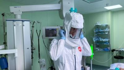 Врач петербургской больницы изобрел антибактериальный шлем с вентилятором. - riafan.ru - Санкт-Петербург