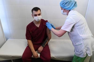 Айдар Ишмухаметов - Третью российскую вакцину от коронавируса предложили назвать «Чувак» - lenta.ru