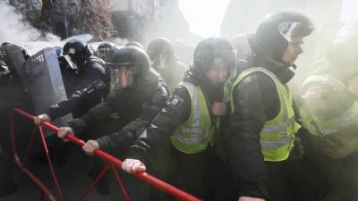 Сергей Доротич - В Киеве полиция избила противников карантина - vesti.ru - Украина - Киев