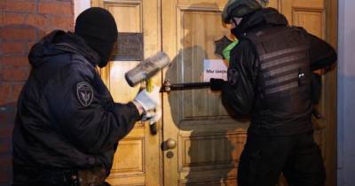 В Москве ОМОН выломал двери тайно работавшего по ночам бара и попал на видео - moslenta.ru - Москва