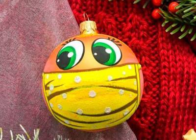 Красноярская фабрика игрушек выпустила елочные шары в масках от коронавируса - m24.ru - Красноярск