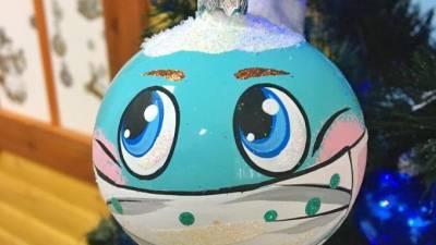 Красноярская фабрика игрушек выпустила елочные шары в масках от COVID-19 - piter.tv - Россия - Красноярск