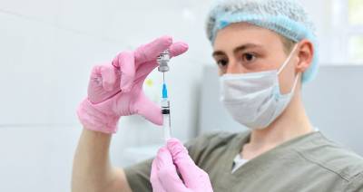 В Кремле назвали абсолютным приоритетом вакцинацию от COVID-19 жителей РФ - m24.ru