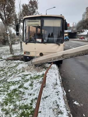 В центре Запорожья пассажирский автобус снес электроопору, – фото - inform.zp.ua