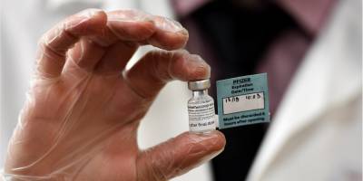Питер Маркс - В США расследуют случаи аллергии на вакцину Pfizer от коронавируса - nv.ua - Сша