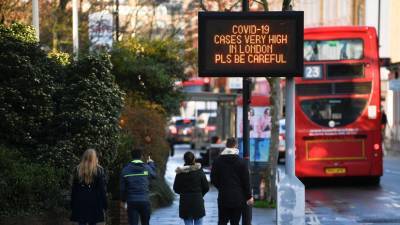 Борис Джонсон - Мэтт Хэнкок - Daily Mail: жители покидают Лондон после объявления новых ограничений - russian.rt.com - Англия - Лондон