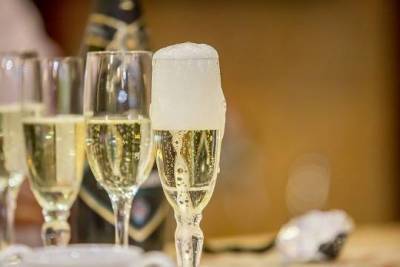 Россиянам рекомендовали не злоупотреблять шампанским на Новый год - versia.ru - Россия