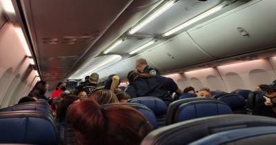 Паника в самолете: на борту рейса United от коронавируса умер пассажир, совравший о диагнозе - focus.ua - Сша - Лос-Анджелес - штат Флорида