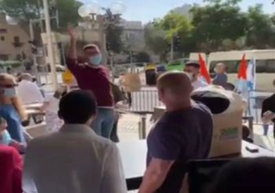 Иерусалим: туристы, оказавшиеся в карантине, устроили митинг у входа в общежитие - nashe.orbita.co.il - Англия - Израиль - Иерусалим