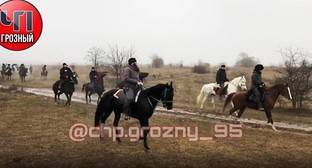Пользователи соцсети одобрили конный поход к могиле Анзорова в Чечне - kavkaz-uzel.eu - Франция - Париж - республика Чечня