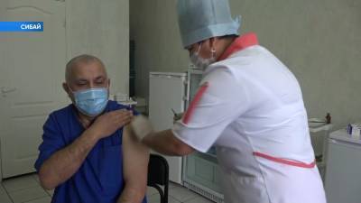 Жителей Сибая и Нефтекамска привили первой партией вакцины от коронавируса - bash.news - Нефтекамск - Сибай