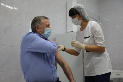 В РФ более 56% населения сделали прививку от гриппа - aif.ru - Россия