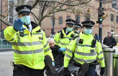В Лондоне проходят очередные столкновения людей с полицией - ont.by - Лондон