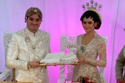 Жених и невеста обошли запреты и приняли на свадьбе десять тысяч гостей - lenta.ru - Малайзия