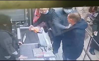 В магазине Петербурга мужчине, который был без маски, проломили голову - znak.com - Санкт-Петербург