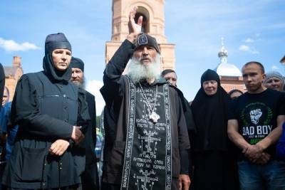 В монастырь, захваченный Сергием, приехали приставы. Его сторонники заявили о провокации - znak.com - Екатеринбург