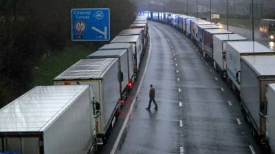 Больше тысячи грузовиков выстроились у Ла-Манша - vesti.ru - Франция - Англия