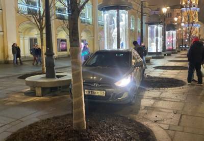 В центре Петербурга водитель протаранил остановку с людьми - abnews.ru - Санкт-Петербург
