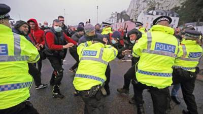 Дальнобойщики устроили потасовку с полицейскими в британском порту - vesti.ru - Франция - Англия - Дувр