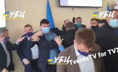 В горсовете Мариуполя депутаты устроили потасовки - sharij.net - Украина - Мариуполь - с. Видео