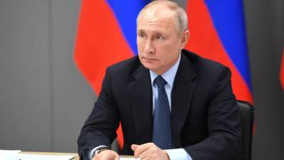 Владимир Путин - Путин поручил удвоить выплаты медикам, работающим в праздники - mir24.tv - Россия