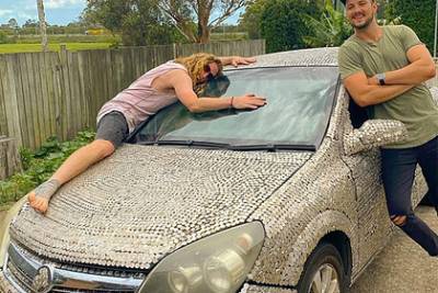 Приятели обклеили машину деньгами в надежде продать ее подороже - lenta.ru - Австралия