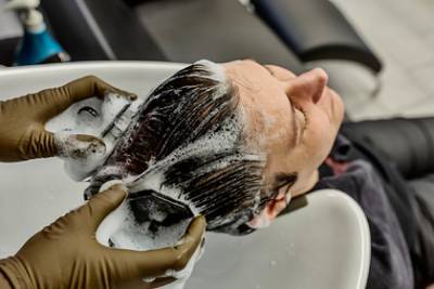 Парикмахер раскрыла правильный способ мытья головы - lenta.ru