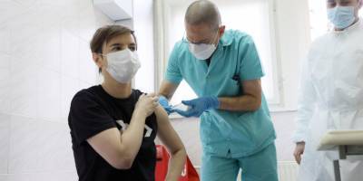 Ан Брнабич - Предраг Кон - В Сербии началась вакцинация от коронавируса: первую прививку сделали премьер-министру - nv.ua - Сербия