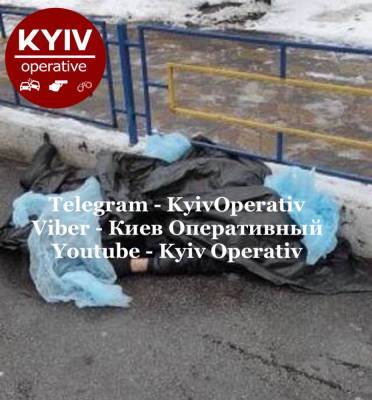 В Киеве под окнами поликлиники умер мужчина - narodna-pravda.ua - Украина - Киев - район Дарницкий, Киев