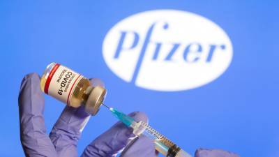 Во Франции разрешили использовать вакцину Pfizer от COVID-19 - russian.rt.com - Франция - Сша - деревня Ляйен Заявила