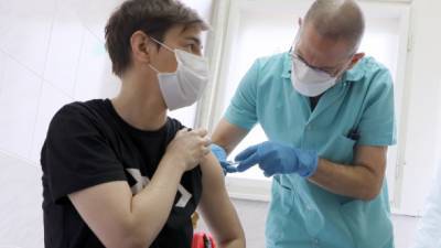 Премьер Сербии первой в стране вакцинировалась от коронавируса - ru.espreso.tv - Украина - Англия - Сербия