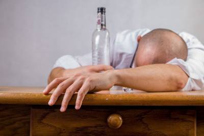 Нарколог предупредил об опасности алкоголя для переболевших коронавирусом - abnews.ru