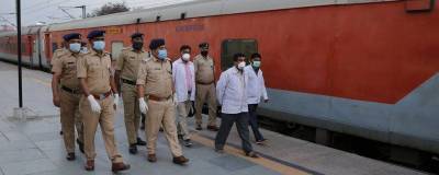 В Индии зараженная коронавирусом учительница сбежала от врачей на поезде - runews24.ru - Англия - Индия - Дели