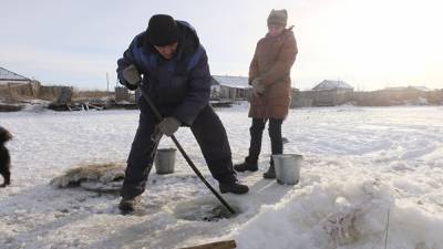 Люди рубят лед на озерах, чтобы напиться. Репортаж из курганского села, где власти продали водопровод - znak.com - Ссср