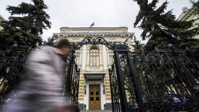 ЦБ снизил курс доллара и евро на выходные - gazeta.ru - Россия - Сша