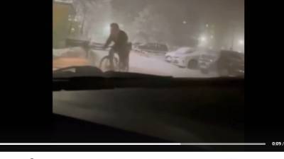 Велосипедисты в Ноябрьске ездят по улицам в 50-градусный мороз - newdaynews.ru - Ноябрьск