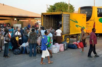 На границе ЮАР из-за пандемии в очередях погибли по меньшей мере 15 человек - unn.com.ua - Киев - Юар - Зимбабве