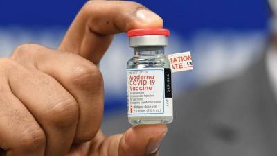 В США выявили случай острой аллергической реакции на вакцину Moderna - iz.ru - Сша - New York - Израиль - штат Массачусетс - Бостон