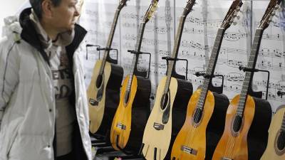 Пандемия выявила спрос россиян на музыкальные инструменты - iz.ru - Израиль