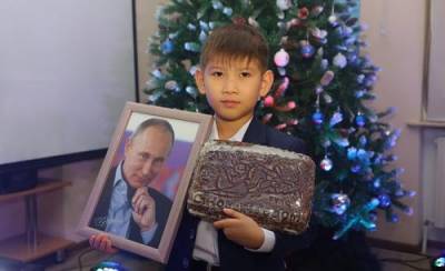 Акции детям не игрушки. Школьник, попросивший у Путина ценные бумаги «Газпрома» и «Роснефти», получил в подарок пряник - argumenti.ru - Киргизия