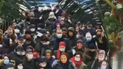 Видео: распродажа в разгар пандемии привела к страшной давке в ТЦ в Махачкале - 5-tv.ru - республика Дагестан - Махачкала - Торговля