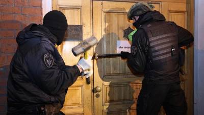 Ян Поповский - В Москве полиция вскрыла дверь работавшего после полуночи ресторана - iz.ru - Москва - Израиль - Moscow