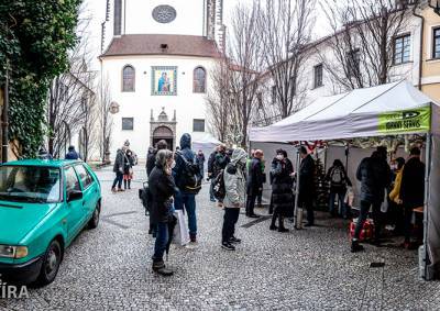 Архиепископ Праги угостил рождественским обедом сотни бездомных - vinegret.cz - Прага - Чехия