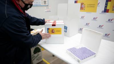 В Испанию доставили первую партию вакцины Pfizer - russian.rt.com - Испания - Евросоюз - деревня Ляйен Сообщила