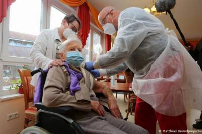 Эдит Квойцалла - Германия начала вакцинацию от COVID-19, первую прививку сделали 101-летней женщине - zik.ua - Германия - Хальберштадт